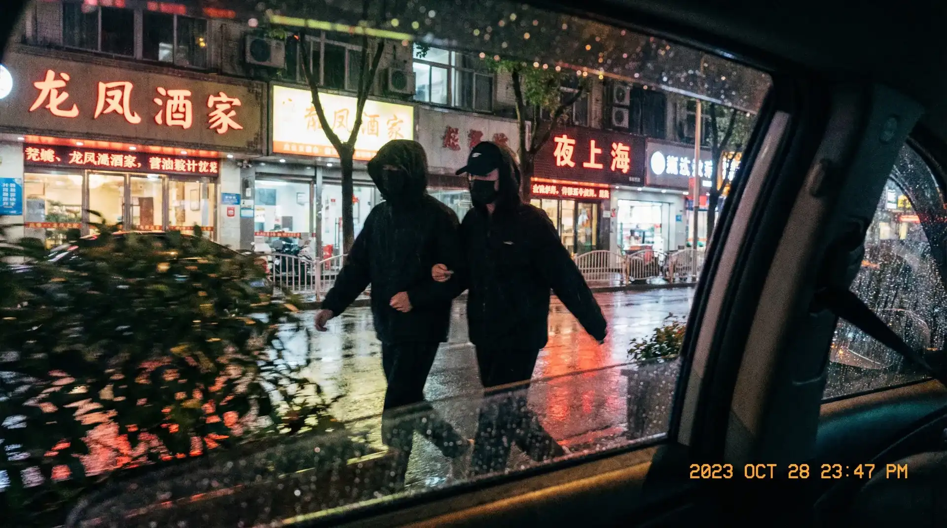 多米体育官网 - 顶流明星深夜密会现场抓拍照片